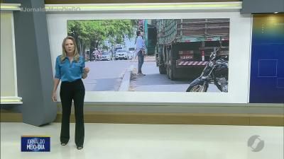 Motociclista bate na traseira de caminhão e morre em Goiânia