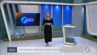 itemCabo de energia atinge moto e veículo pega fogo