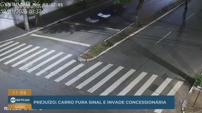 itemCarro em alta velocidade invade concessionária em Goiânia