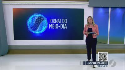 itemCarro capota com cinco ocupantes após estouro de pneu na BR-349