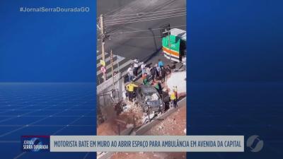 itemMotorista bate em muro ao abrir espaço para ambulância em Goiânia