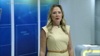 itemBombeiros combatem incêndio em casa e resgatam cavalo de fossa