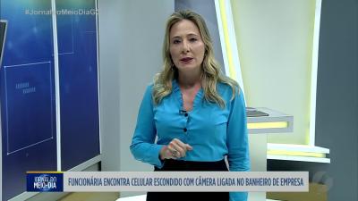 itemFuncionária encontra celular escondido com câmera ligada em banheiro de empresa