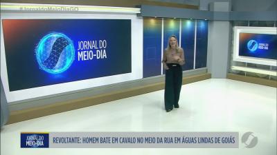 itemHomem bate em cavalo no meio da rua em Águas Lindas de Goiás