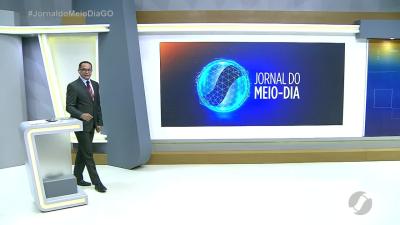 itemHomem é flagrado por câmeras arranhando carros estacionados em Goiânia