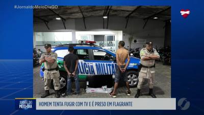 itemHomem é preso ao tentar fugir com tv de abordagem da PM