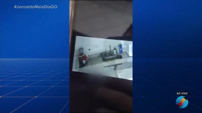 itemHomem invade cozinha de conviniência e leva celular de funcionário em Aparecida de Goiânia