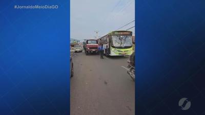 itemPorta de caminhão foi parar dentro de ônibus coletivo