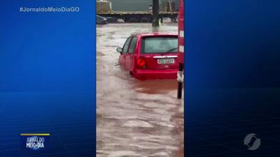 Mulher &eacute; resgatada de carro na enxurrada em Planaltina de Goi&aacute;s