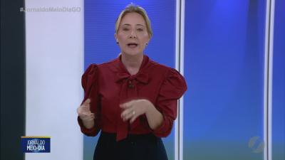 Acidente perigoso - carreta tomba e pista fica coberta de &oacute;leo