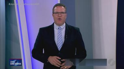 Carreta desgovernada invade casa em Goiânia