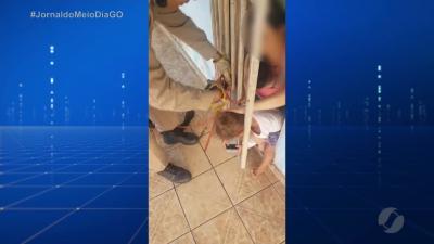 itemBombeiros resgatam criança que estava com a cabeça presa em grade de portão