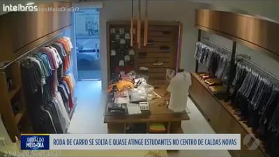 Roda de carro se solta e quase atinge estudantes em Caldas Novas