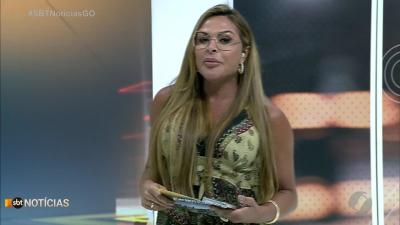 itemCantor Marrone cai no palco em show em Goiânia