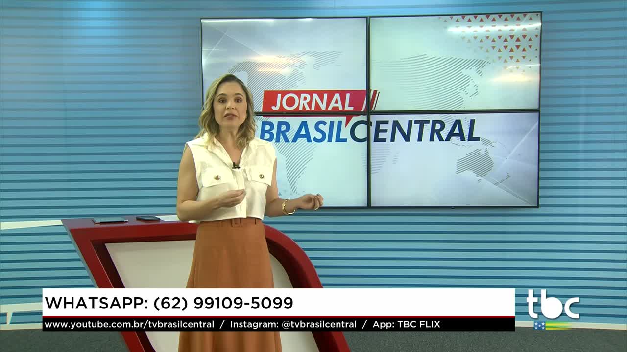 itemQueda de uma Galho de Arvore causa estragos em Carro no CT do Goiás