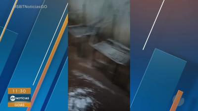 Chuva derruba muro e alaga casa no Residencial Ana Clara em Goiânia