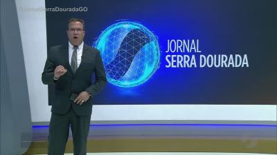 itemBarra de direção de caminhão quebra e veículo acerta outra estacionada