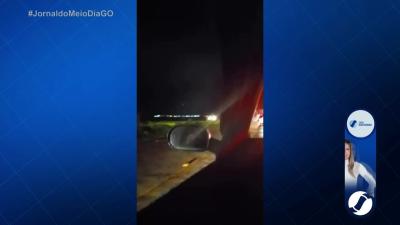 itemCarro tomba após batida na GO-330