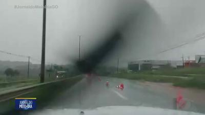 Mulher morre ap&oacute;s acidente entre carro e moto na GO-060