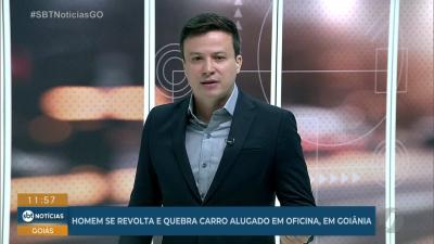 itemCaminhonete capota após colisão com carro em Jataí