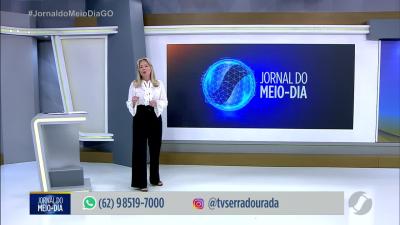 itemCarro cai em buraco no Setor Pedro Ludovico em Goiânia