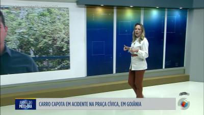 itemCarro capota na praça Cívica em Goiânia