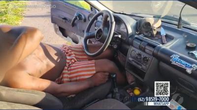 itemMotorista bêbado é encontrado dormindo dentro do carro