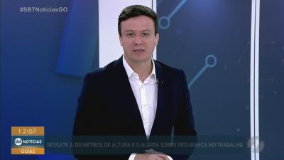 Chuva forte faz rio transbordar e invade casas na GO-347