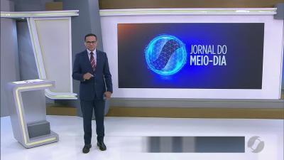 Batida entre carreta e &ocirc;nibus na BR-153 deixa 19 feridos em Goi&aacute;s