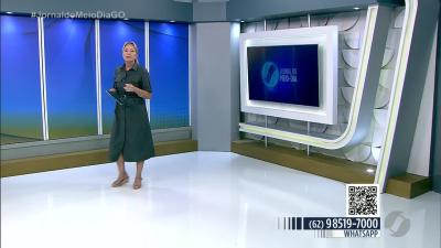 itemMulheres destroem para-brisa de ônibus e provocam tumulto durante briga