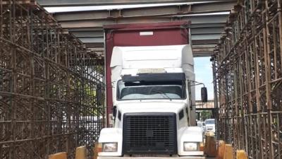 SMT alerta para limite de altura de veículos em viaduto em obras na Marginal
