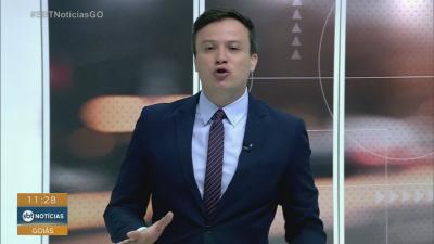 itemCaminhão perde freio e destrói casa e carros em Goiânia