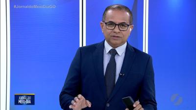 itemCâmera flagra mulher abandonando filhotes de cães na porta de pet shop em Goiânia