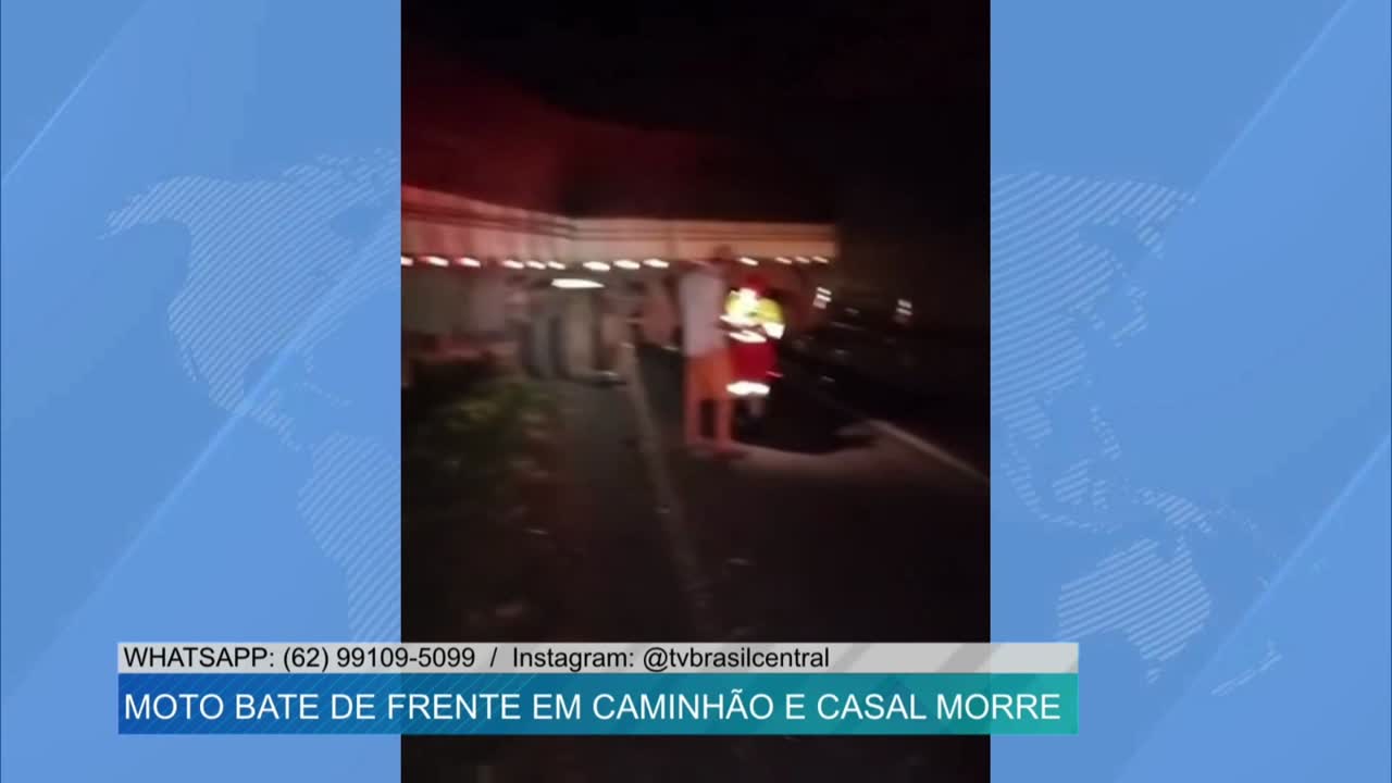 itemMoto bate de frente em Caminhão e Casal morre