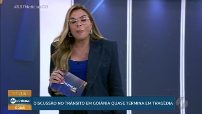 itemCaminhonete bate em moto estacionada em Guarani de Goiás