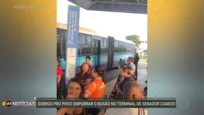 itemPasssageiros empurram ônibus que estragou no terminal de Senador Canedo