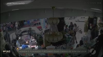 itemHomem é flagrado furtando caixas de som em loja