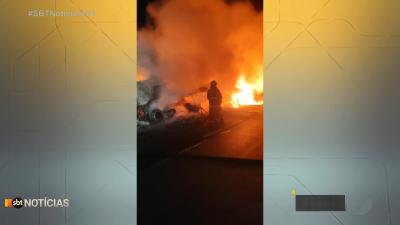 itemCaminhão em chamas na BR-060 entre Goiânia e Anápolis