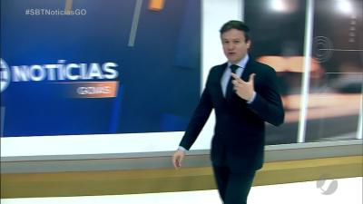 itemIdosa no ritmo dela caminha pela rodovia dos romeiros rumo a Trindade