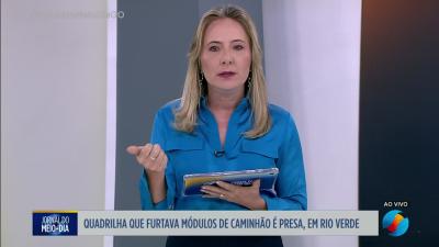 itemMotorista bate carro em carreta estacionada em Jataí