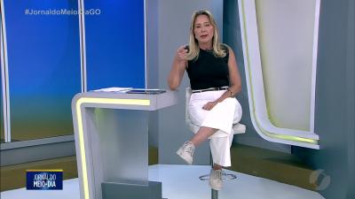 V&iacute;deo mostra galho caindo e atingindo motociclista em Goi&acirc;nia