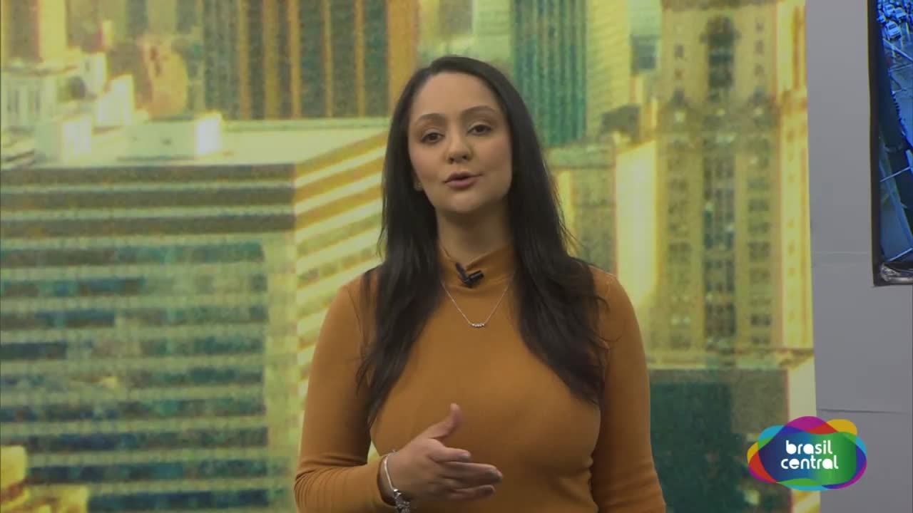 itemFamiliares visitam Túmulos no Dia de Finados