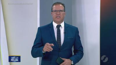 Jiboia arco-&iacute;ris &eacute; resgatada em galinheiro em Goi&acirc;nia