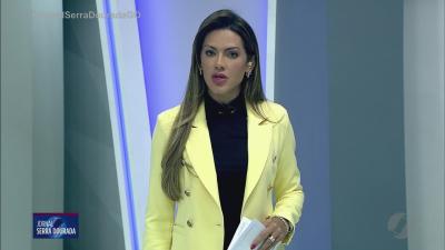 itemTrês flagrados jogando pedras no portão de casa que ficou amassado em Inhumas
