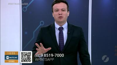 Influenciador surpreende policial com entrega de flores