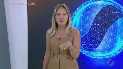 itemCarro é atingido por ônibus após conversão proibida