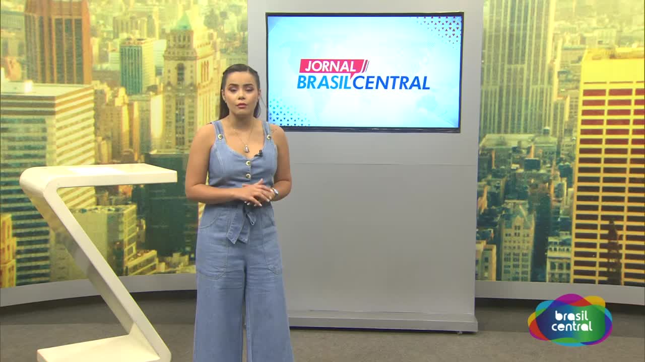 Motorista perde controle do Carro, invade Lanchonete e atinge Idosa.