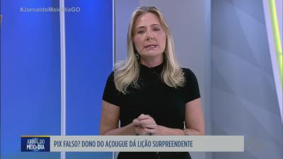 Homem &eacute; flagrado urinando em ponto de &ocirc;nibus