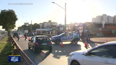 Motociclista morre em acidente com carreta em Goiânia