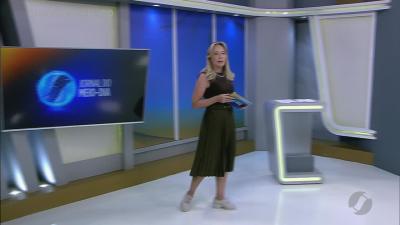 Carro bate em poste em Goi&acirc;nia